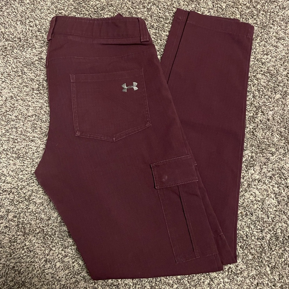 Womens Under Armour 1260174 Burgundy Absolute Cargo Pants, size 6, like-new